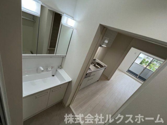 クリエオーレ一津屋Ⅱの洗面所|明るい洗面所です