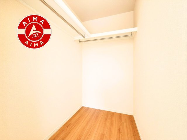 福岡市南区曰佐3丁目第1-4棟（2号棟）の内観：施工例|洋服や大きな荷物が多い方や人数の多いご家族などは、一般的なクローゼットよりもウォークインクローゼットのほうが使い勝手が良いです。