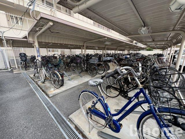 ローレルハイツ茨木総持寺2号棟の駐車場|車をお持ちの方に嬉しい駐車場付きの物件です