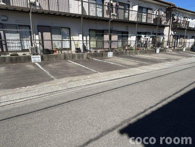 弐番館青木の駐車場