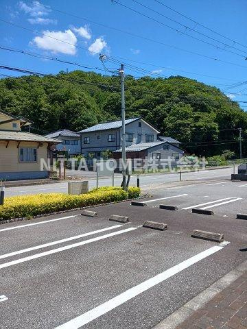 ルシェリア　コリーナの駐車場|敷地内に駐車場があります◆