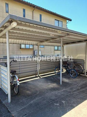 ルシェリア　コリーナのエントランス|屋根付きの駐輪場は無料で使用ＯＫ☆