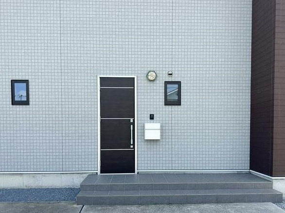 下野市仁良川　戸建の玄関
