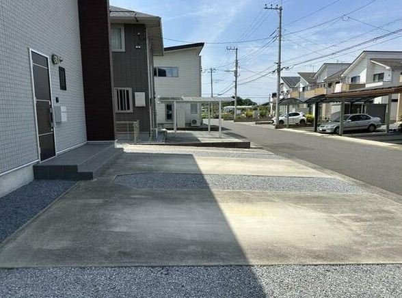 下野市仁良川　戸建の駐車場