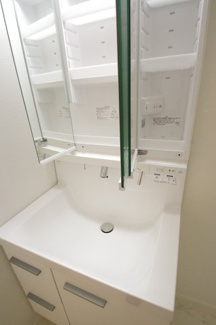 【洗面所】 | 立川市錦町4丁目　新築戸建て（全2棟）2号棟　6299万円 | 3面鏡