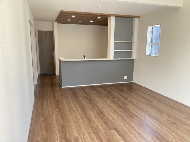 ブルーミングガーデン前橋市女屋町　３号棟（平屋）の居間・リビング|【イメージ画像】折り上げ天井の18.5帖のおしゃれなリビング♪人気の対面式キッチンを配した空間はお好みの家具も合わせやすく、家族がくつろぐ快適な空間造りをサポート。窓からは明るい陽光が差し込みます。