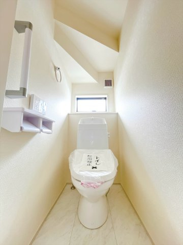 【トイレ】 | 高崎市新町　新築住宅 | 清潔感にあふれた空間と機能的な洗浄装置。毎日何度も使う場所だから快適に。便利に。