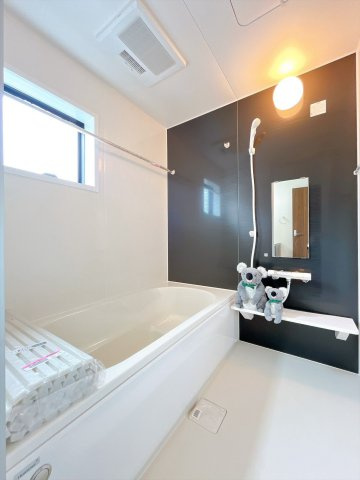 【浴室】 | 高崎市新町　新築住宅 | ほどよい優しいライトに包まれたバスルーム。香りの良いバスソルトに身をまかせ、浴槽でゆっくりと深呼吸。一日の疲れが癒されます。