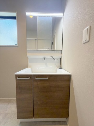 八潮市木曽根　新築戸建の独立洗面台|同施工会社の参考写真になります。