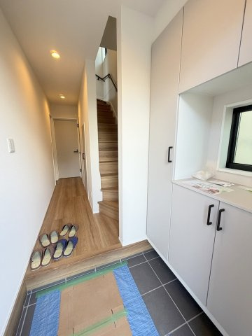八潮市木曽根　新築戸建の玄関|同施工会社の参考写真になります。