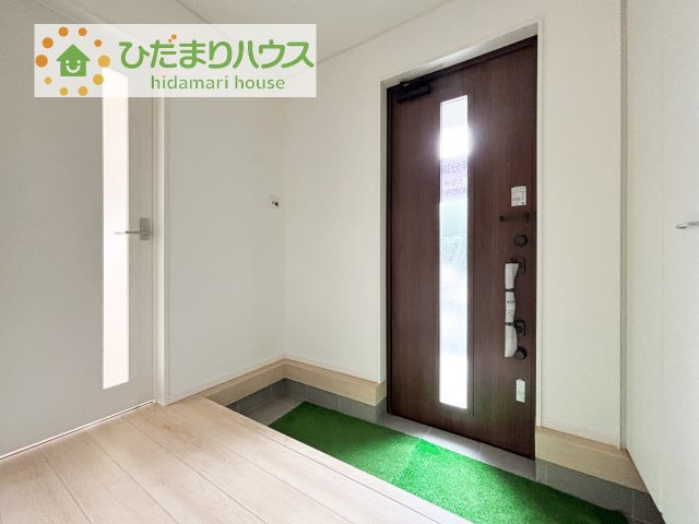 【玄関】 | かすみがうら市下稲吉第15　新築戸建　5号棟 | 玄関が広いので親子で並んで仲良く靴が履けますね(^^)/