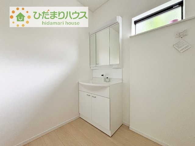 【独立洗面台】 | かすみがうら市下稲吉第15　新築戸建　5号棟 | 三面鏡の大きな鏡は憧れます(^^♪
鏡の後ろは収納となっていて、細かいものでも収納できるのでスッキリと整理できます！