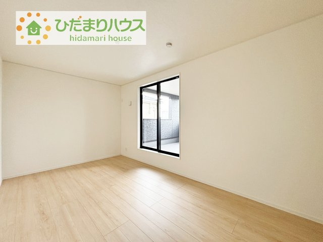 【寝室】 | かすみがうら市下稲吉第15　新築戸建　5号棟 | バルコニーに面していて、たっぷり光りの入る明るい主寝室です！