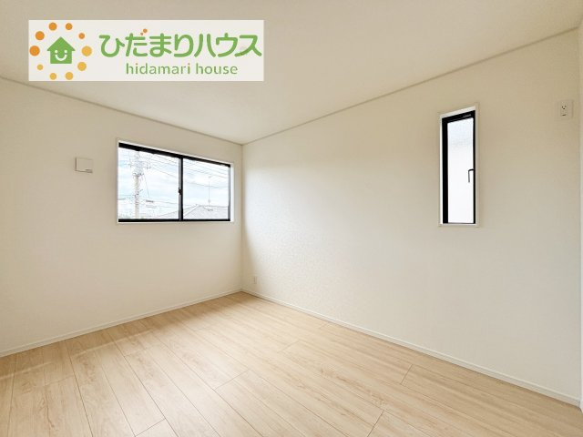 【洋室】 | かすみがうら市下稲吉第15　新築戸建　5号棟 | 窓が多く、明るい空間を演出してくれます(*^^*)