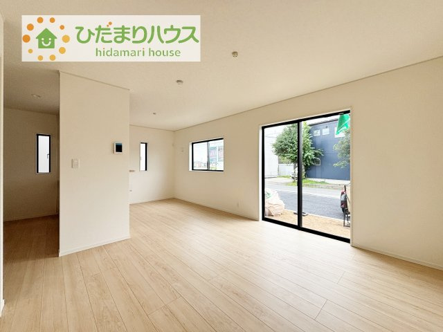 【居間・リビング】 | かすみがうら市下稲吉第15　新築戸建　5号棟 | リビングの大きな窓からは、暖かな日の光が降り注ぎます・・・