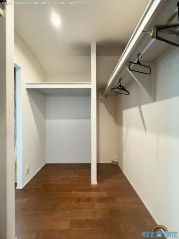 草津市若草7丁目　中古戸建ての収納|2F WIC。ご家族のお荷物をまとめて収納できるスペースがあると家事の効率も向上し、生活のメリハリもできます。
本画像は入居者様の家具をCGで消した画像であり、現況と異なる可能性がございます。
