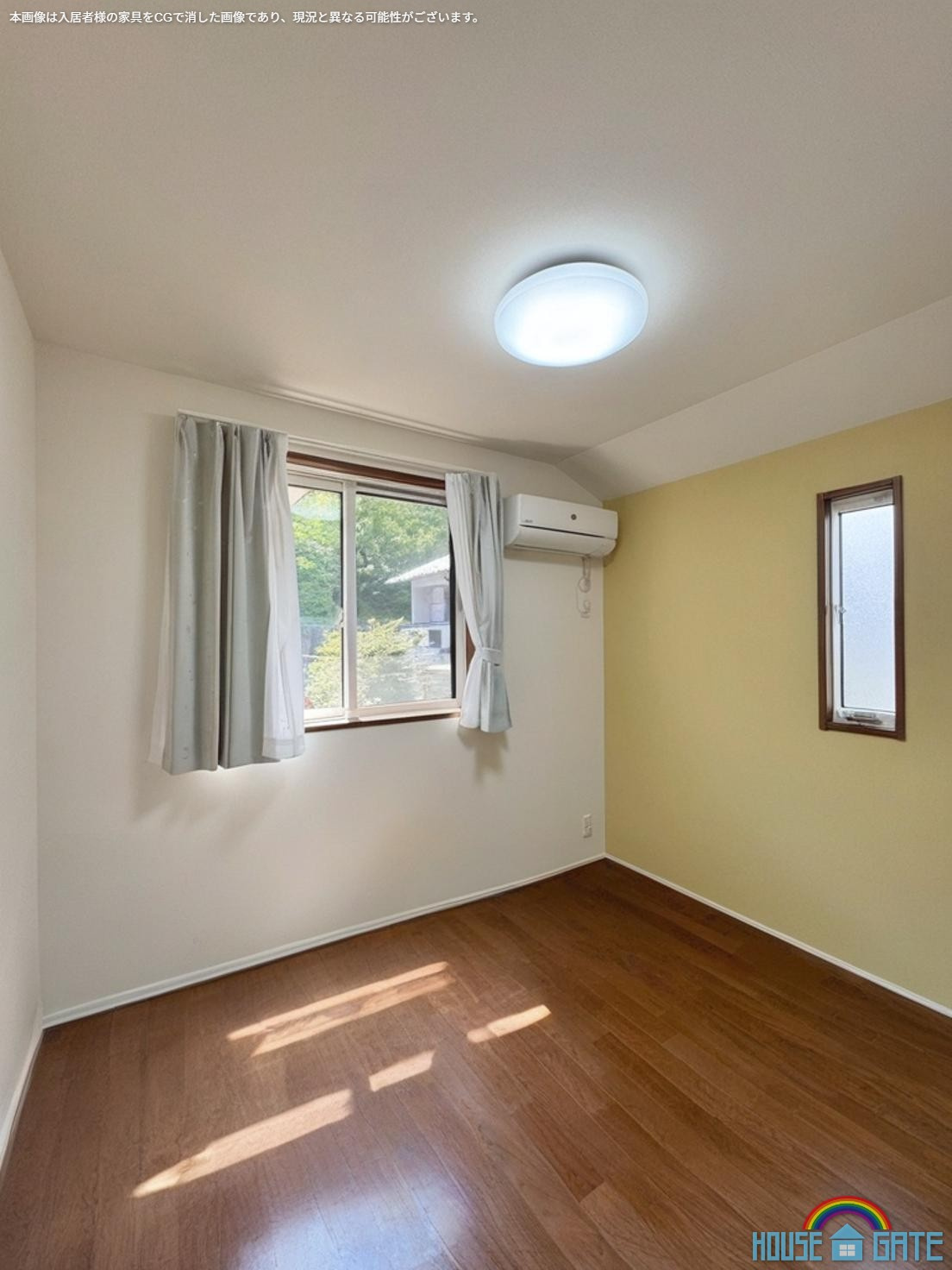 草津市若草7丁目　中古戸建ての洋室|2F 4.6帖洋室。こちらのお部屋は黄色のアクセントクロスで、また印象が異なっていて素敵です。