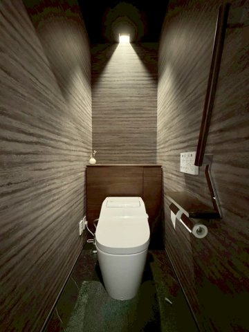 草津市若草7丁目　中古戸建てのトイレ|高級ホテルを感じさせる雰囲気のトイレです。毎日使うものだからこそ、こだわりのあるデザインで日々を豊かに。