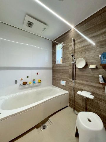 草津市若草7丁目　中古戸建ての浴室|1坪タイプのユニットバス。浴室乾燥暖房機付きです。
