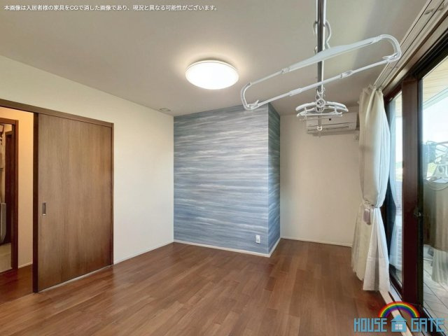 草津市若草7丁目　中古戸建ての寝室|2F 7.4帖洋室。南向きベランダは陽当たりが良くお洗濯物も良く乾きます。室内物干し完備なので、悪天候の日も安心です。