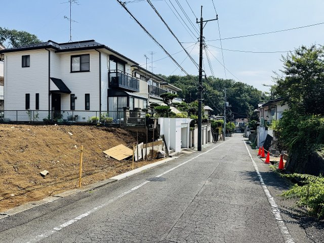 八王子市　宇津木町　新築一戸建ての前面道路含む現地写真|～南6ｍ道路　陽当たり良好、駐車もしやすいです～