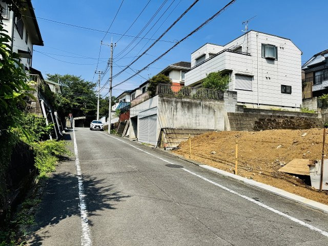 八王子市　宇津木町　新築一戸建ての前面道路含む現地写真|～南6ｍ道路　陽当たり良好、駐車もしやすいです～