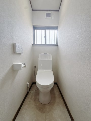 【中古戸建】太田市由良町のトイレ|■トイレ｜トイレは1・2階それぞれにシャワー付きトイレを完備。朝夕の忙しい時ほど、家族のトイレ時間がかぶるもの。トイレが2箇所にあると時短にも繋がり便利です♪