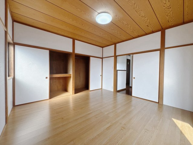 【中古戸建】太田市由良町の洋室|■洋室｜ダブルベッドを置いても充分な広さを2Ｆのお部屋に設けております。お子様と家族みんなで寝るのも夢じゃありません♪窓からは光が差し込むので日中でも明るいお部屋です。