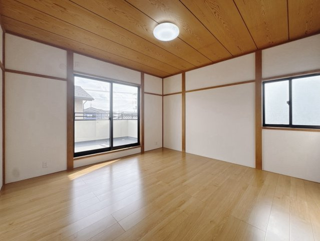 【中古戸建】太田市由良町の洋室|■洋室｜バルコニーにも出られる2階の一室♪お勉強などに疲れたら気晴らしもできますね♪収納も大容量で、お部屋がいつでもスッキリ片付きます＊。