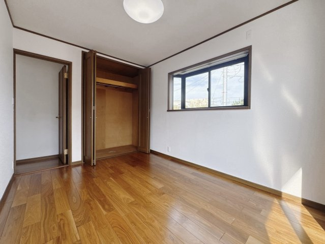 【中古戸建】太田市由良町の洋室|■洋室｜木目調のフローリングは、ほっと心和む空間。様々な種類のインテリアグリーンを取り入れれば緑あふれる明るい空間にもなります♪