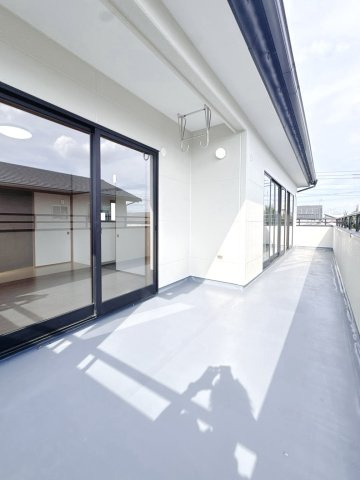 【中古戸建】太田市由良町のバルコニー|■バルコニー｜普通のバルコニーより広い仕様のバルコニー。洗濯物やお布団だけでなく雨の日にたまった洗濯物はもちろん、プランターを置くことで家庭菜園も可能です♪