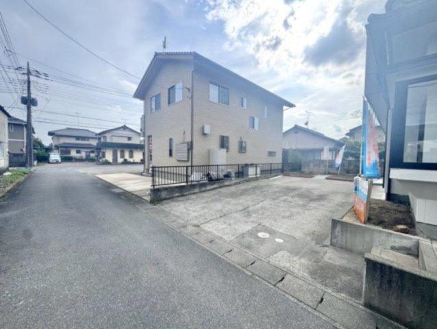 【中古戸建】太田市由良町の外観|■外観｜周囲の見渡しが良く、車の出入りの際も安全確認がしやすいため、小さなお子様がいるご家庭でも安心です♪