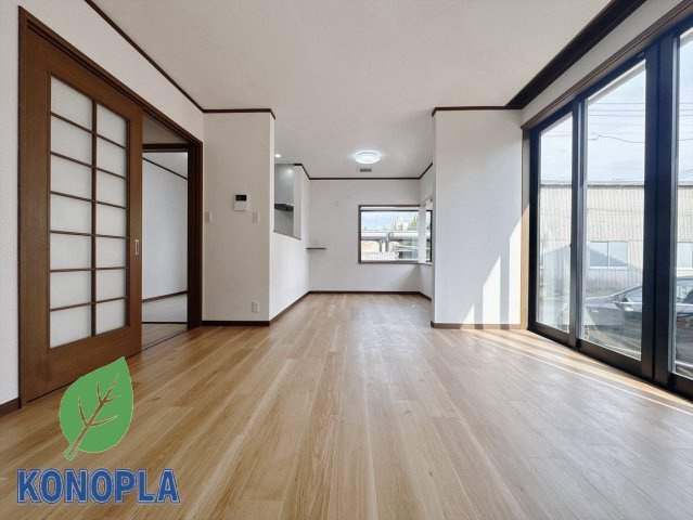【中古戸建】太田市由良町の居間・リビング|■リビング｜ナチュラルな質感で魅せる、くつろぎの時間。ゆっくりとした時間が流れるリビングで、家族だんらんのひと時をお過ごしいただけます♪