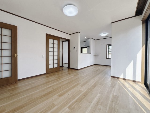【中古戸建】太田市由良町の居間・リビング|■リビング｜窓から射し込む陽射しが縦横に広がり、あたたかな空間が形づくられています。ここはご家族の笑顔集まる憩いの空間です( ＾＾ )