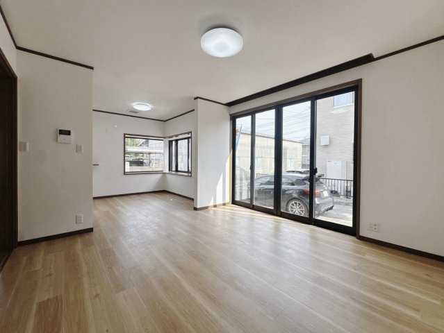 【中古戸建】太田市由良町の居間・リビング|■リビング｜南側に大きな窓があるので、採光もバッチリとれます。明るい空間のリビングは自然と笑顔も増えます♪
