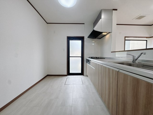 【中古戸建】太田市由良町のキッチン|■キッチン｜大きなお鍋や調理用具のも出し入れラクラクな収納がたっぷり！毎日使う場所だからこそ、無理のない姿勢で作業できるのは嬉しいポイントですね(*＾＾*)♪