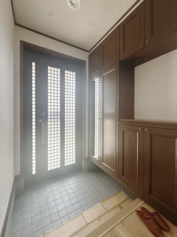 【中古戸建】太田市由良町の玄関|■玄関｜収納豊富な玄関♪全身ミラー付き収納もあり、お出かけ前の身だしなみチェックもバッチリです！