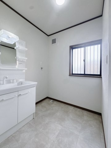 【中古戸建】太田市由良町の独立洗面台|■洗面室｜洗濯機を置いてもゆとりある広さの洗面脱衣室です♪窓があるので換気の際も楽ちんです♪