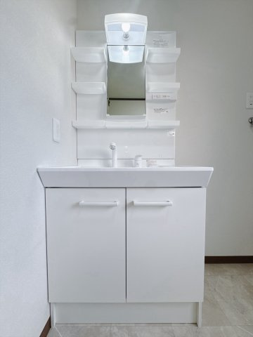 【中古戸建】太田市由良町の独立洗面台|■洗面室｜大きな鏡と使いやすさがいっぱいの洗面化粧台。お手入れ簡単でいつもキレイに(*^^*)