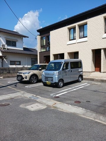 グラ－ス・エムの駐車場|カースペースがあります