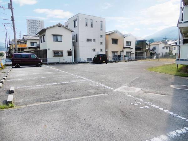 ビレッジハウス中野1号棟の駐車場|駐車場があるので、車を買う予定の方も安心です