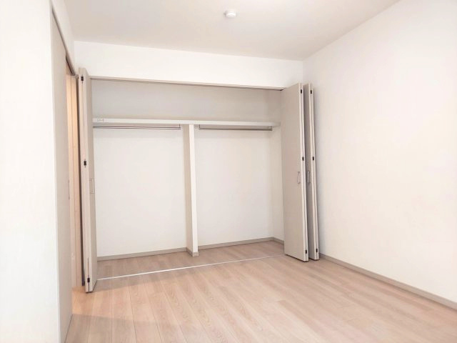 サークコート宝塚の洋室|リビング横洋室約6帖