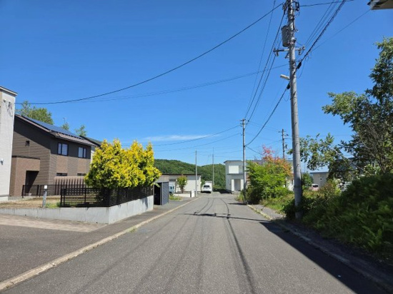 北見市美山町東２丁目７３番地１６３　中古売家の前面道路含む現地写真