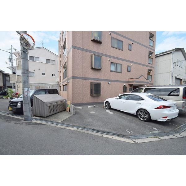 フローラ鶴見の駐車場