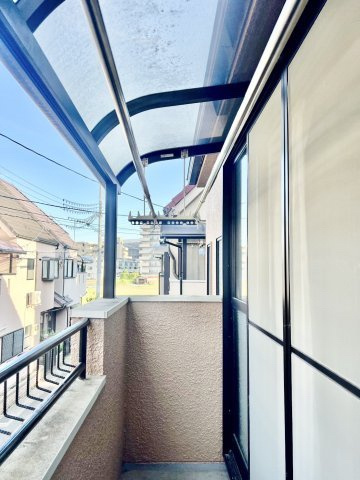 中古戸建　伊丹市池尻3丁目のバルコニー|午後の陽差しもしっかり届く南西向き。屋根＆物干し金物完備で、毎日の洗濯も快適に行えます。