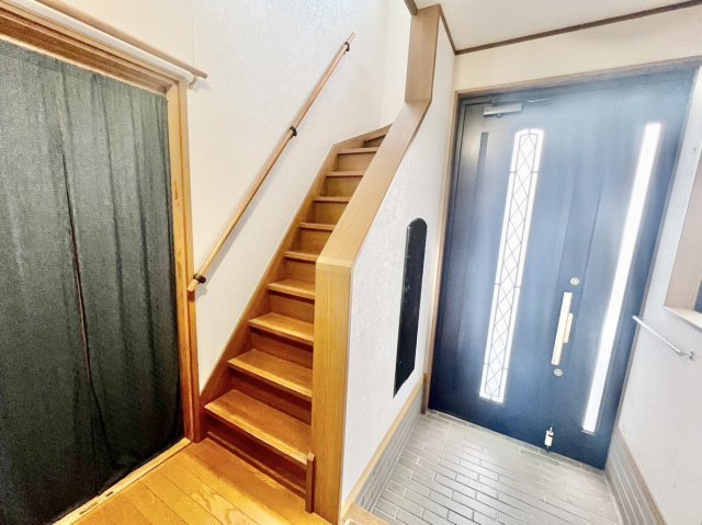 中古戸建　伊丹市池尻3丁目の玄関|玄関を開けてすぐに階段へアクセスできる間取り。手すり付きで家族全員が安心して上り下りできます。