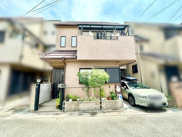中古戸建　伊丹市池尻3丁目の外観|【現在居住中物件】伊丹市営バス「池尻」停 徒歩5分。玄関周りには緑豊かな花壇があり温かみのある外観です。