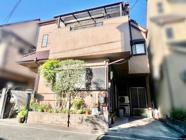 中古戸建　伊丹市池尻3丁目の外観|車だけでなく自転車やバイクの保管にも便利！夏場はプール遊びも楽しめるゆとりあるスペースです。
