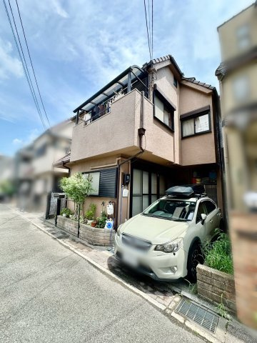 中古戸建　伊丹市池尻3丁目の外観|屋根付きバルコニーもあり、雨の日の洗濯も安心です。各部屋に窓も多く、陽当たり・風通し良好です♪