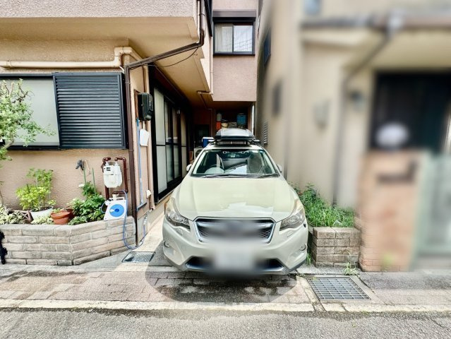 中古戸建　伊丹市池尻3丁目の駐車場|敷地内駐車場を完備。前面道路からのアプローチもしやすく、毎日の車移動や出し入れもスムーズです。